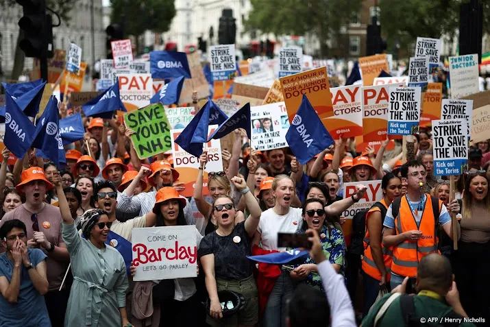 britse economie krimpt harder dan verwacht door stakingen