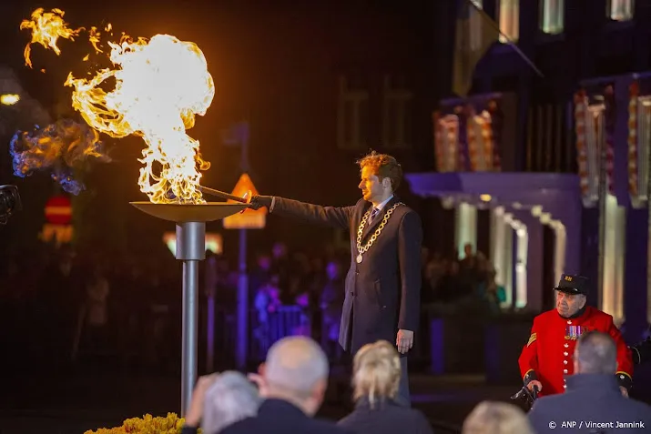 britse veteraan steekt bevrijdingsvuur in wageningen aan