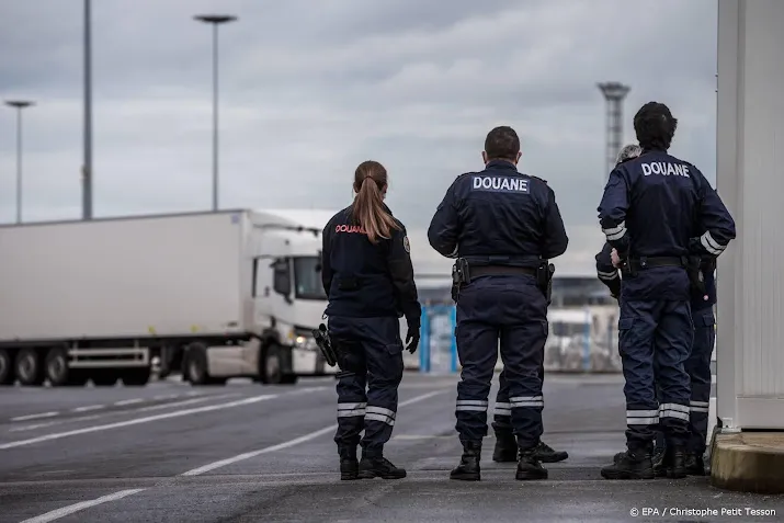 britten stellen grenscontroles op goederen uit eu weer uit