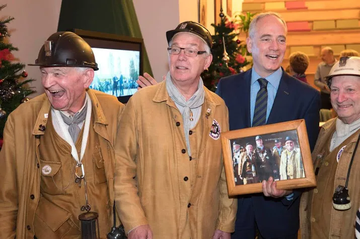 brunssum zwaait luc winants uit