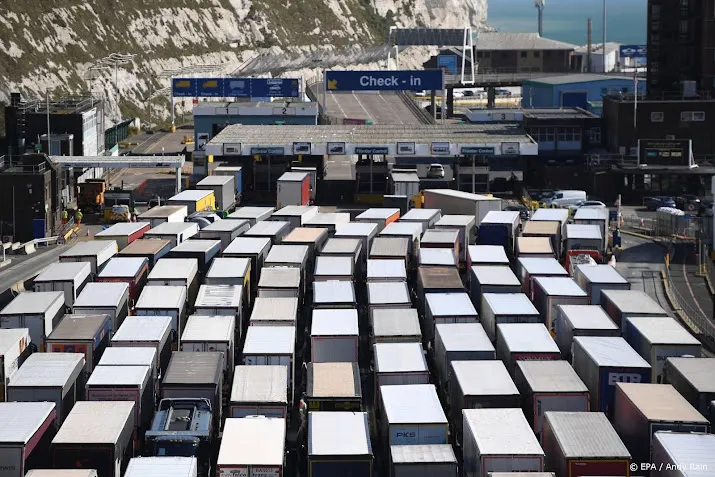 brussel nederland mag truckers in britse file tegemoetkomen