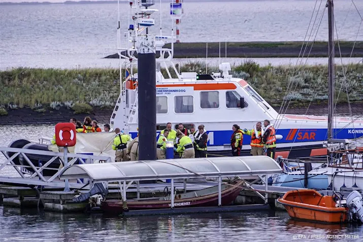 burgemeester ameland bezorgd om milieueffecten brandend schip