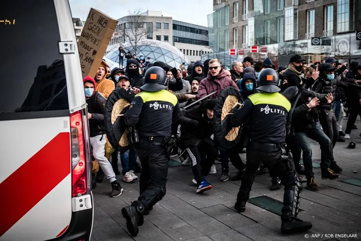 burgemeester eindhoven geweld tegen politie was van begin doel