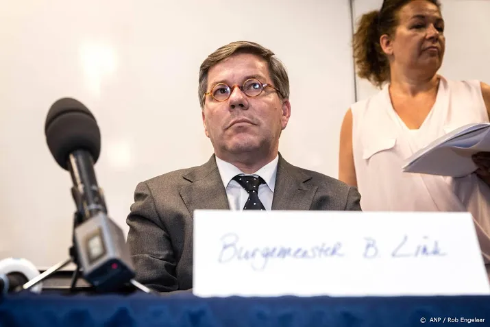 burgemeester meldt zich ziek om affaire