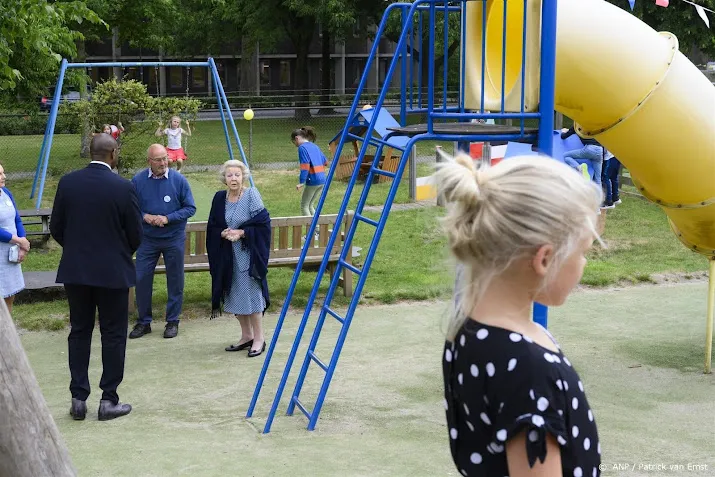 burgemeesters en kinderen spelen samen buiten op buitenspeeldag