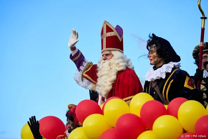 burgemeesters en kinderen verwelkomen sint bij grotepietenhuis