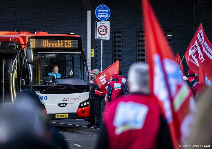 busstakingen definitief van de baan vakbondsleden akkoord met cao