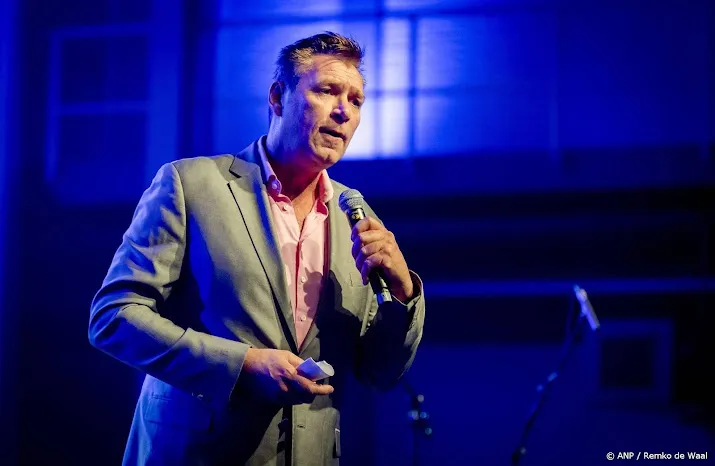 cabaretier sjaak bral maakt expositie over haagse harry