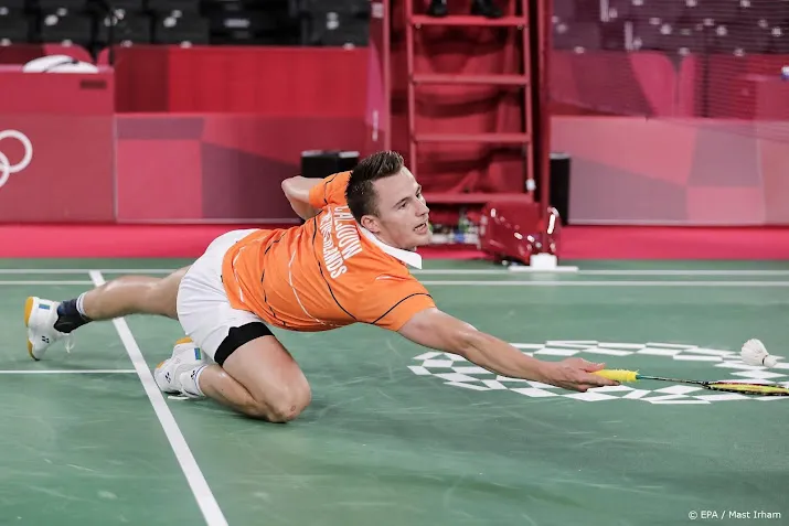 caljouw knokt zich naar tweede ronde wk badminton