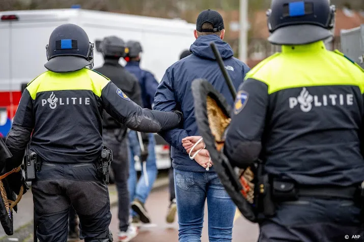 cel en taakstraffen opgelegd aan relschoppers nac stadion