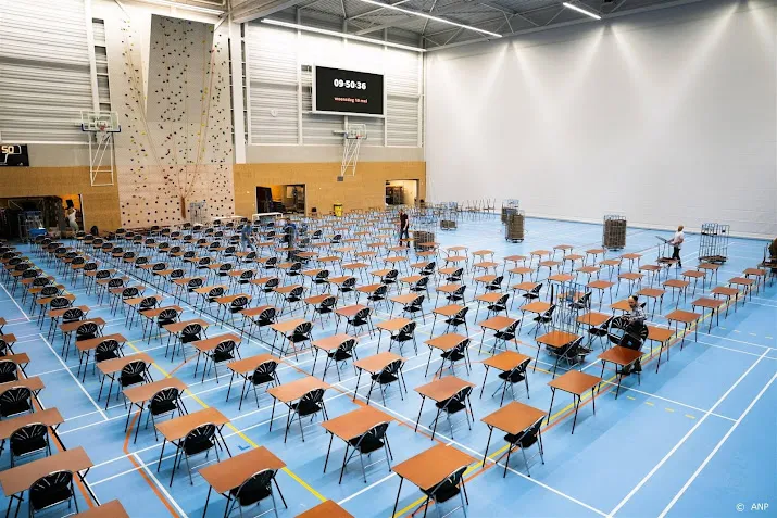 centrale examens beginnen voor duizenden scholieren