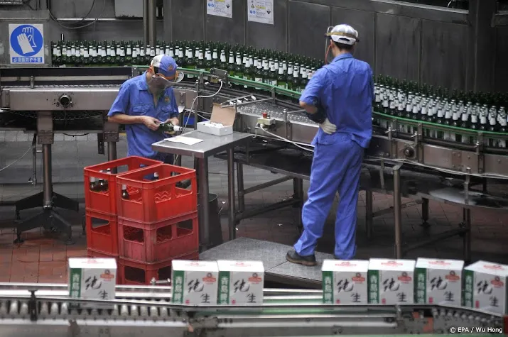 chinese brouwer onderzoekt medewerker die over gerstemout plaste