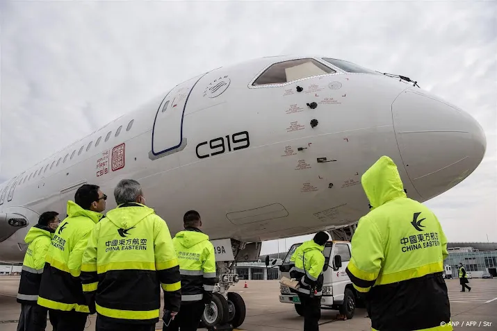chinese tegenhanger boeing 737 vliegt voor het eerst buiten china