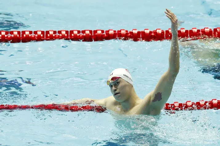chinese zwemmer sun op 800 vrij naast podium