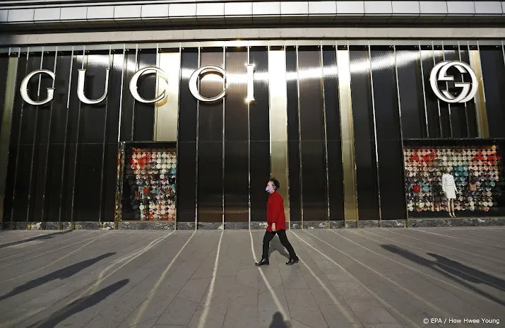 chinezen boos dat ze niet droog blijven onder paraplu van gucci
