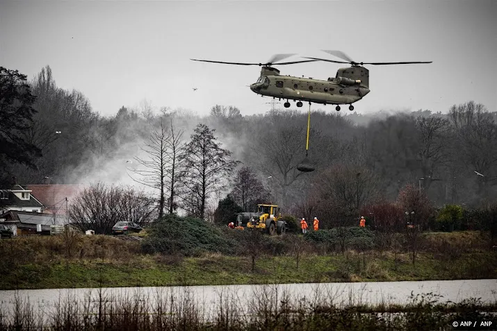 chinooks vliegen ook zondag met zakken steen in maastricht