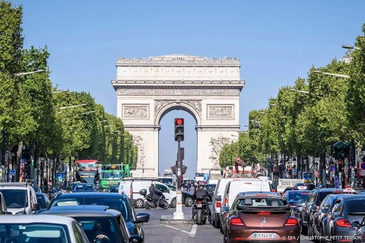 christo gaat los op arc de triomphe