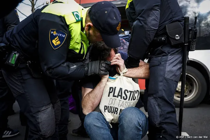 circa 90 activisten verwijderd van demonstratieplek den haag