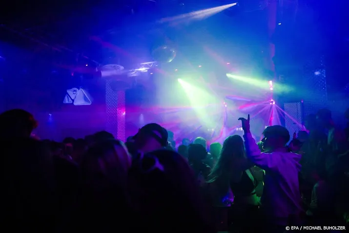 clubs openen de deuren tijdens actie de nacht staat op