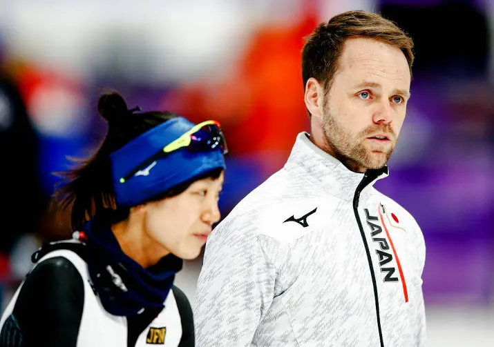 coach de wit wacht met smart op goud
