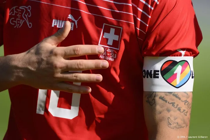 coc en roze kameraden knvb besluit regenboogband diep triest