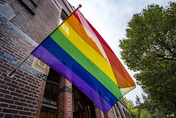 coc roept op zaterdag regenboogvlag uit te hangen na geweldsreeks