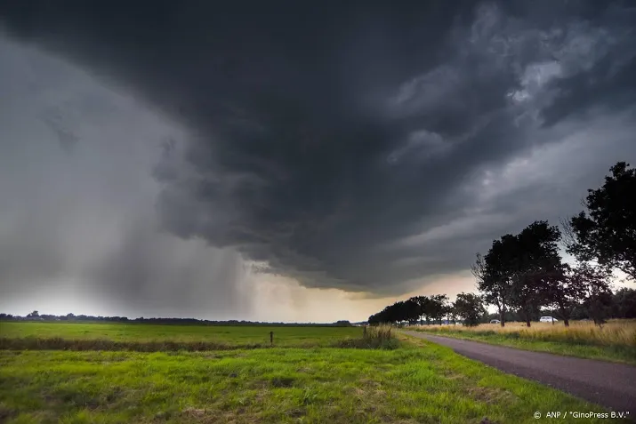 code geel in deel land wegens onweer en windstoten