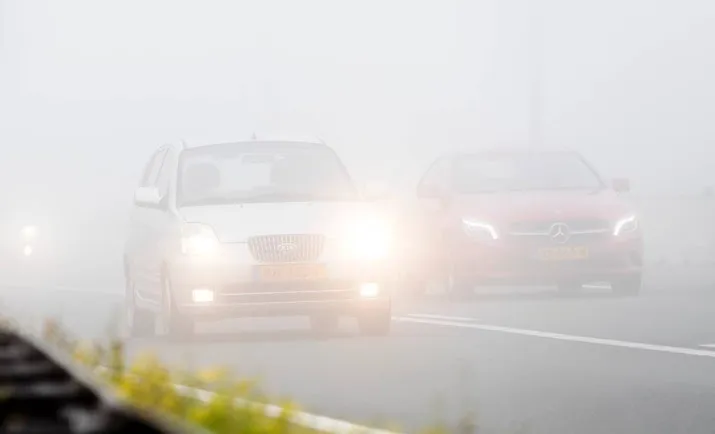 code geel om dichte mist