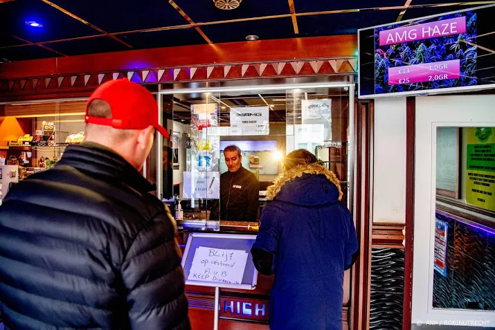 coffeeshops verkopen via loket en treffen hygienemaatregelen