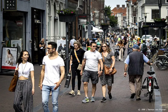 consumenten besteden meer aan diensten en minder aan goederen