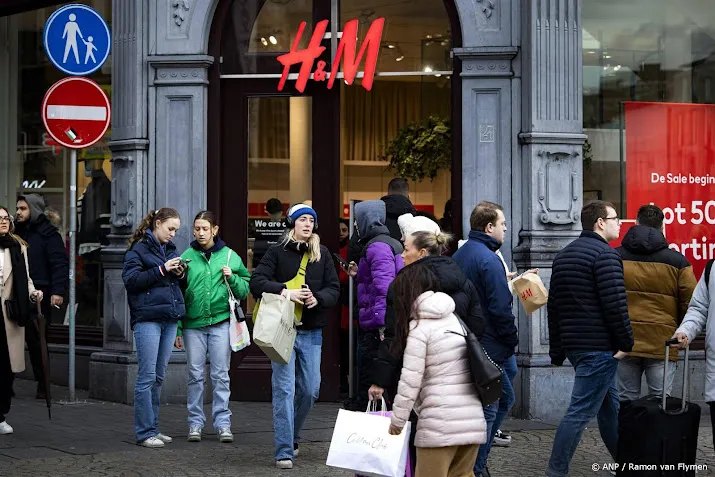 consumenten besteden minder aan goederen en meer aan diensten