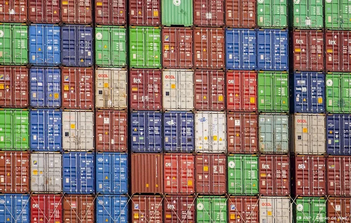 containers met bestemming rusland staan vast op kade in rotterdam