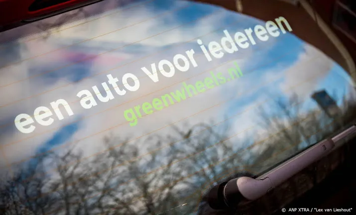 corona jaagt ov reiziger de deelauto in