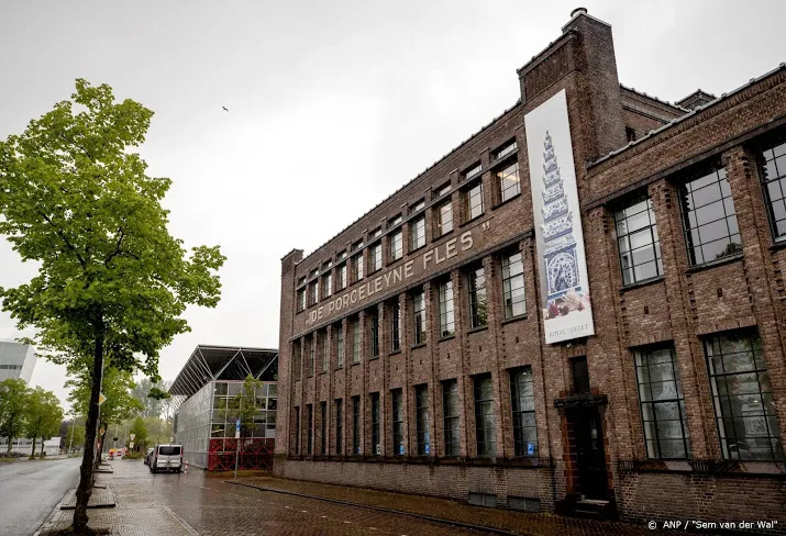corona zadelt delfts blauw maker royal delft op met flink verlies