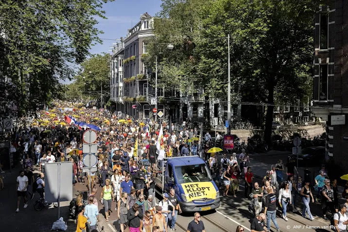 coronademonstratie leidt tot volle straten in amsterdamse centrum