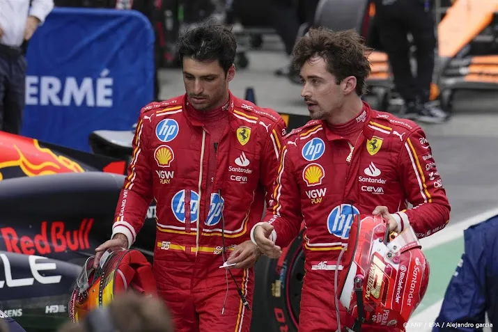 coureurs sainz en leclerc praten ruzie uit bij ferrari