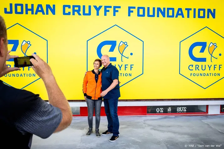 cruyff foundation wil boek auke kok uit handel