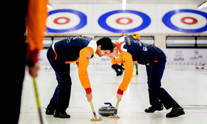 curlingmannen opnieuw onderuit