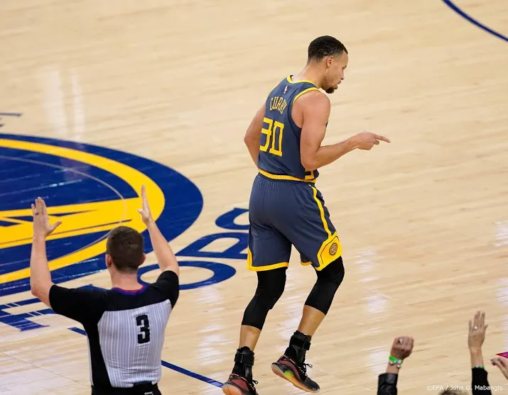 curry slaat toe voor warriors in slotseconde