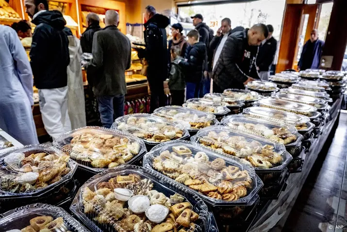 dadels en chocola in trek bij supermarkten tijdens suikerfeest