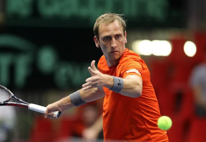 de bakker opent met nederlaag voor tennisploeg