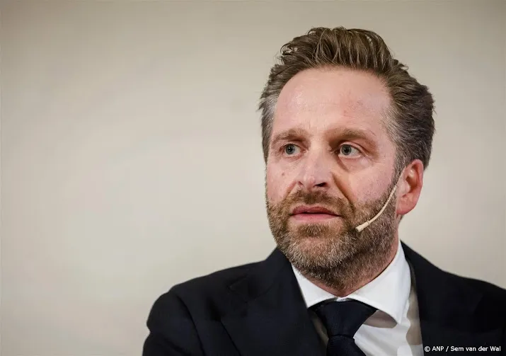 de jonge schandalig dat wethouder is geslagen bij debat