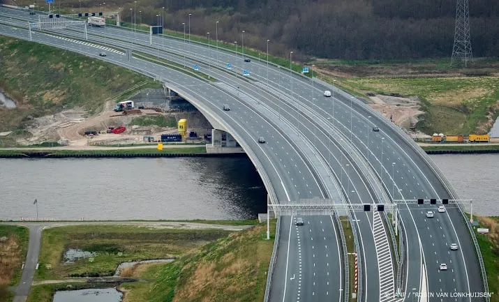 de snelweg wordt ook weer drukker tijdens de ochtendspits