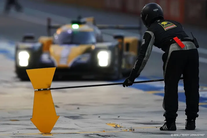 de vries in achterhoede in formule 2 race