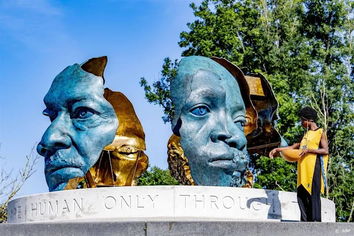 deel monument nelson mandela in amsterdam gestolen