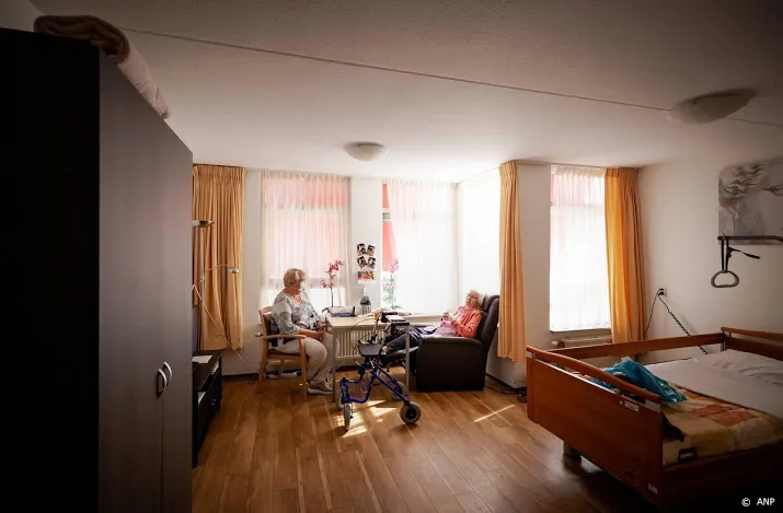 deel naasten minder vaak op bezoek in verpleeghuis sinds verbod