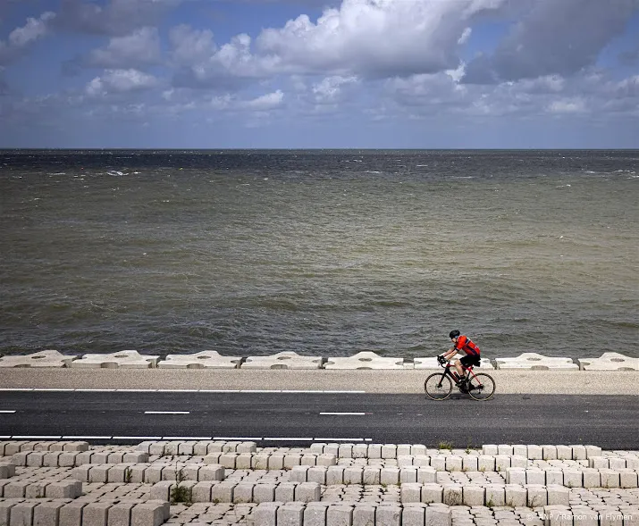 defensie begonnen met berging britse bommenwerper in ijsselmeer