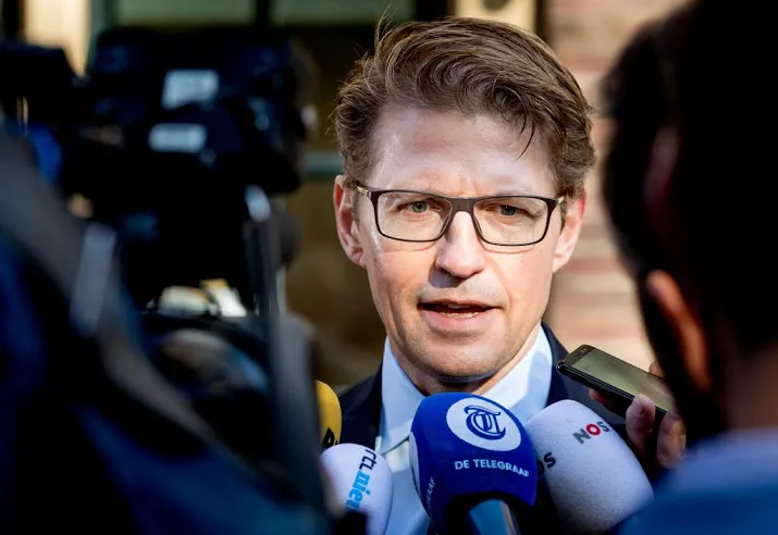 dekker opent nieuw pieter baan centrum