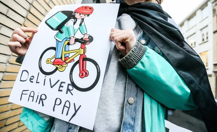 deliveroo daagt belgische koeriers