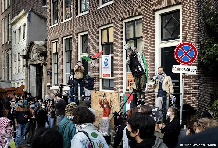 demonstranten bezetten terrein uva in centrum amsterdam